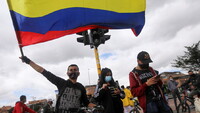 Manifestantes con una bandera de Colombia, durante las protestas sociales, Luisa Gonzalez / Reuters