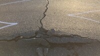 Asfalto deformado de una carretera cerca de la ciudad de Everson, Washington, EE.UU. Fotografía publicada el 27 de junio de 2021. Twitter @wspd7pio