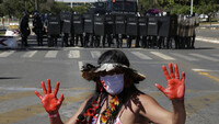 Una indígena protesta en Brasilia contra el proyecto de ley que dificulta la demarcación de tierras. Eraldo Peres / AP