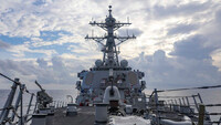 El destructor USS Benfold navega por el mar de la China Meridional, el 12 de julio de 2021. U.S. Navy / MC1 Deanna C. Gonzales
