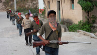 Los niños caminan con armas de juguete y reales en Ayahualtempa, México, 3 de febrero de 2020 Alexandre Meneghini / Reuters