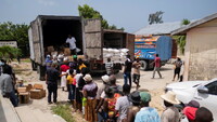 Distribución de alimentos en Port Salut, Haití, el 24 de agosto de 2021. Ricardo Arduengo / Reuters