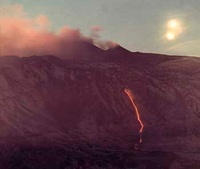 Ovnis sobre el Etna durante una erupción. Fotografía de Giovanni Tomarchio, 1969. Gentileza de "Ufo la revista extraterrestre"