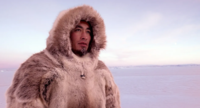 El cazador inuit Aleqatsiaq Peary mira hacia el hielo marino cerca de Qaanaaq, Groenlandia. FOTOGRAFÍA DE NEIL GELINAS, NATIONAL GEOGRAPHIC SOCIETY