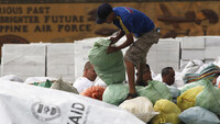Un voluntario lleva un saco de artículos de primera necesidad para transportarlo al centro de Filipinas después del paso del tifón Haiyan, en la base aérea de Villamor, en Manila, el 19 de noviembre de 2013 Romeo Ranoco / Reuters