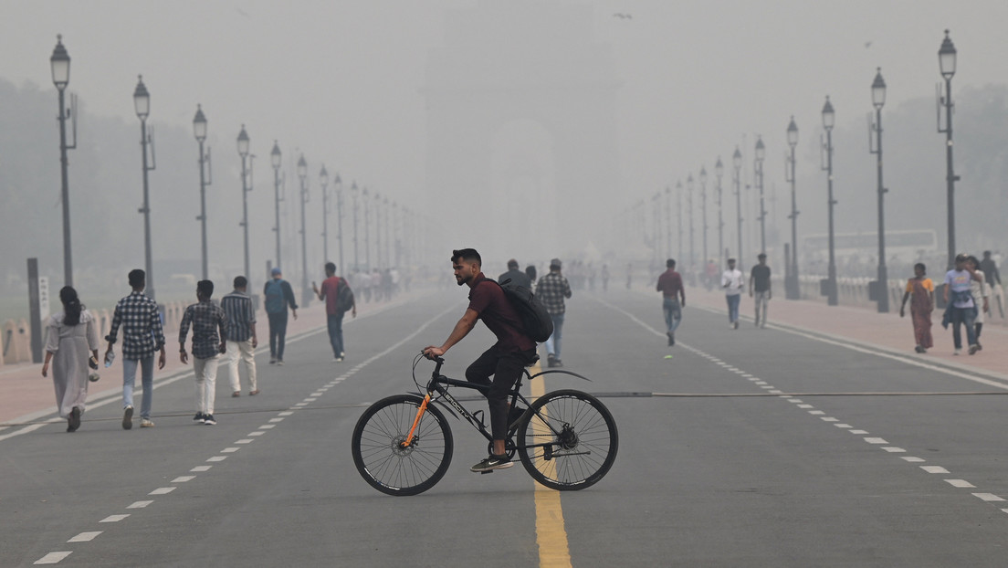Gente caminando entre smog por una avenida de Nueva Delhi, la India, el 3 de noviembre de 2023. Arun Thakur / AFP