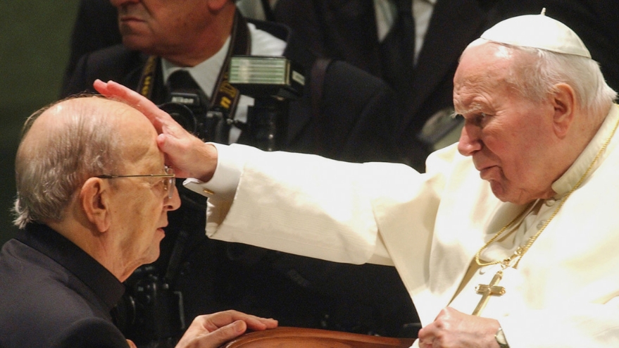 El entonces papa Juan Pablo II bendice a Marcial Maciel, fundador de los Legionarios de Cristo, El Vaticano, 30 de noviembre de 2004. Plinio Lepri / AP