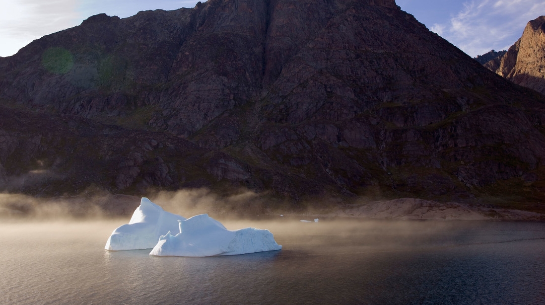 Pico de montaña a la sombra con un pequeño iceberg flotando en el fiordo de Prins Christiansund (Ikerasassuaq), al sur de Groenlandia. James Davis Photography / Legion-Media