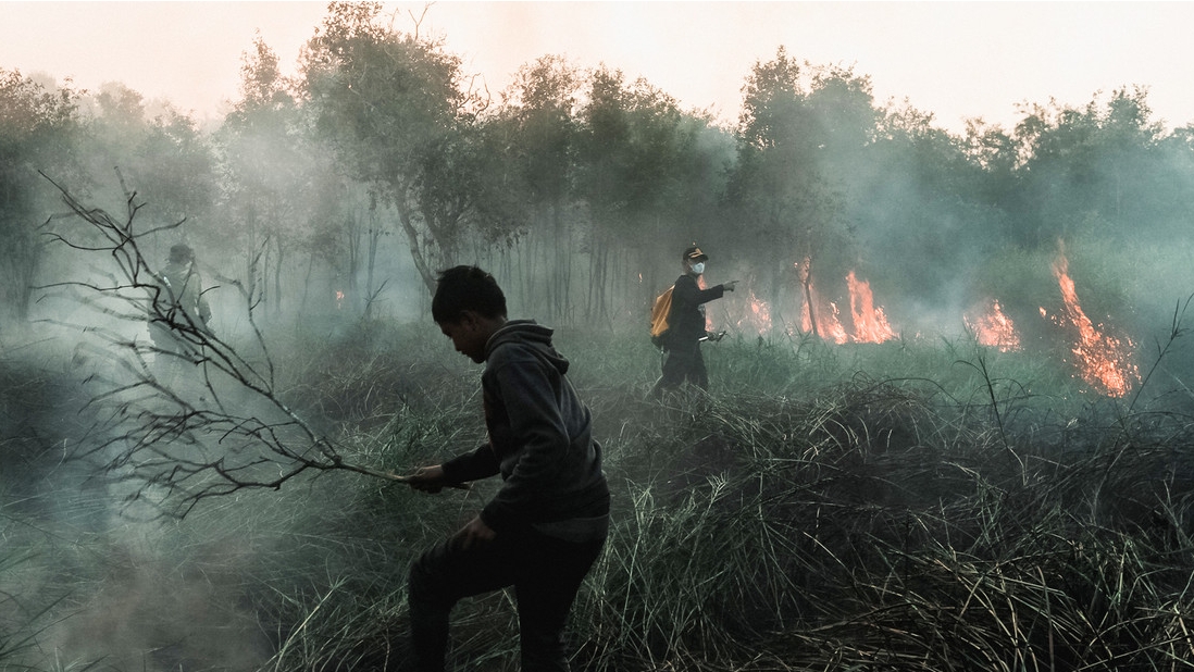 Aldeanos intentan extinguir un incendio en una turbera en Ogan Ilir, Sumatra del Sur, Indonesia, el 31 de julio de 2021. Afrianto Silalahi / NurPhoto / Gettyimages.ru