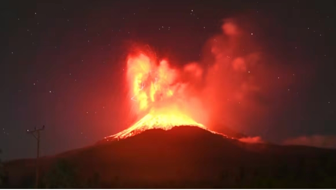 La lava fluye por la ladera del monte Lewotobi Laki Laki durante una erupción el 1 de agosto. Badan Geologi/AP