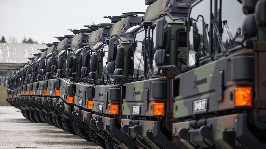 Vehículos de transporte militar táctico de Rheinmetall estacionados en el cuartel militar Edvard Peperko. Luka Dakskobler / Gettyimages.ru