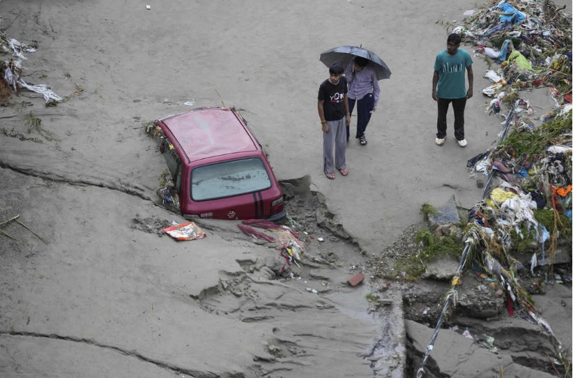 Coche arrastrado durante las inundaciones. India, 27 de agosto de 2025. Channi Anand / AP