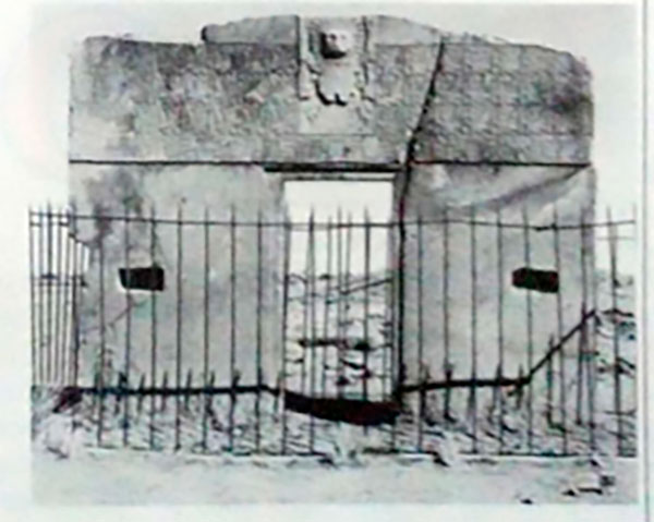 La Puerta del Sol (tallada en un único bloque de piedra) constituye uno de los restos más importantes de la ciudad de Tiahuanaco en Bolivia. Según la leyenda, una mujer llamada Orejona, descendió a la tierra en un barco de oro, procedente de los espacios celestes y fundó Tiahuanaco