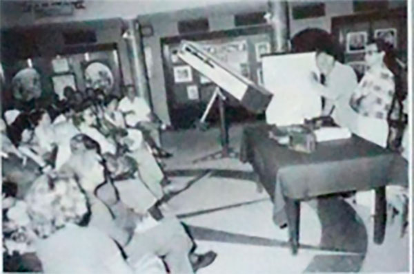 Eugenio Siragusa explicando la naturaleza fría del Sol en una confe-rencia celebrada en el Observato-rio Astronómico de Lima (Perú) en 1976