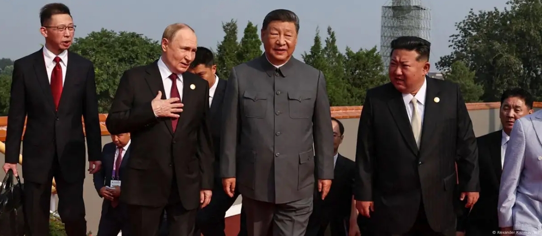 Xi Jinping camina en la alfombra roja junto al ruso Vladimir Putin y el norcoreano Kim Jong-un, ambos invitados al desfile militar en Pekín, con quienes conversó por medio de intérpretes.Imagen: Alexander Kazakov/AFP