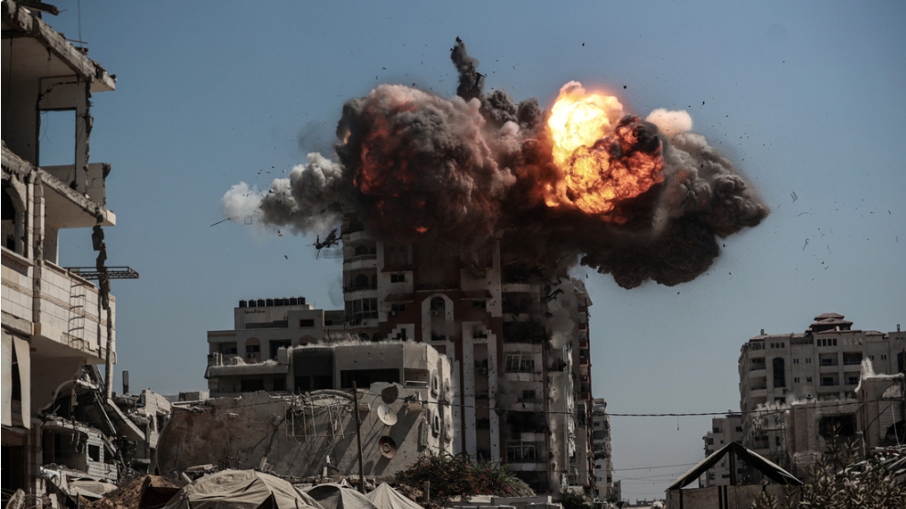Los ataques aéreos israelíes destruyeron varios edificios y torres de gran altura en la ciudad de Gaza, el 14 de septiembre de 2025. Abdalhkem Abu Riash/Anadolu / Gettyimages.ru