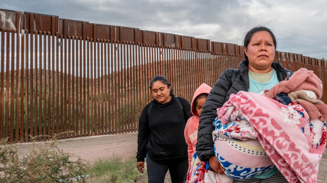 Una inmigrante mexicana espera ser detenida por agentes de EE. UU. después de cruzar la frontera, Ruby, Arizona, 25 de junio de 2024. Brandon Bell / Gettyimages.ru