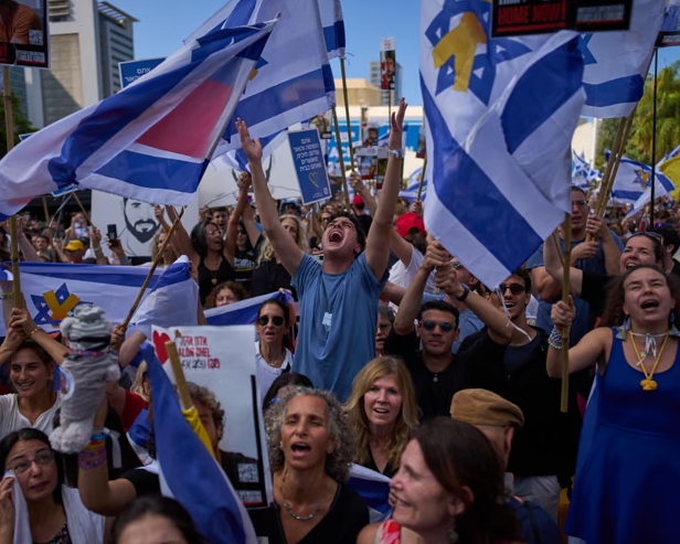Israelíes reunidos en la "plaza de los rehenes" de Tel Aviv presenciaron una transmisión en vivo de la liberación de rehenes por parte de Hamás el lunes. Fotografía: Oded Balilty/AP