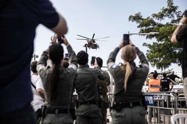 Los rehenes israelíes llegan al hospital Tel HaShomer en Ramat Gan. Fotografía: Anadolu/Getty Images
