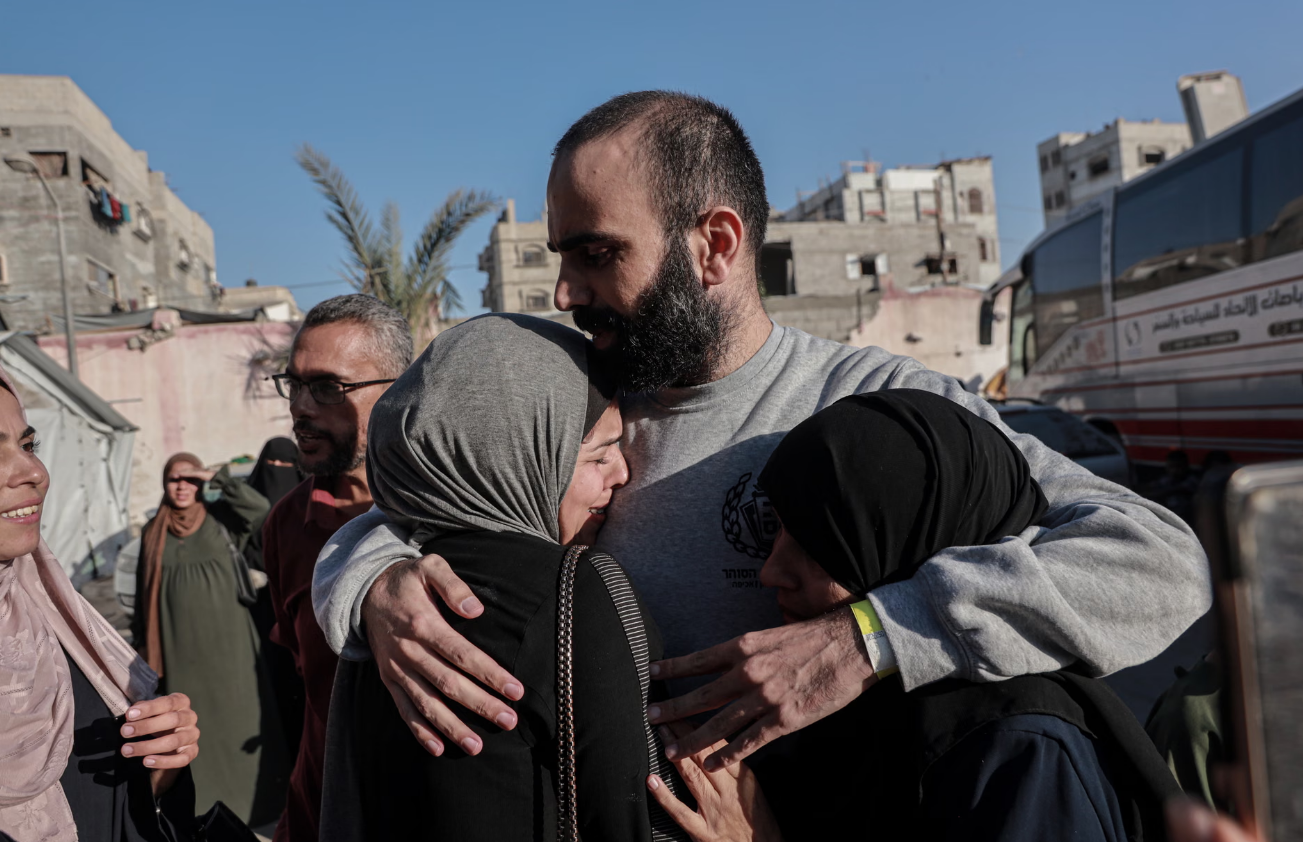 Palestinos liberados por Israel llegan al hospital Nasser en Khan Younis, Gaza. Fotografía: Anadolu/Getty Images