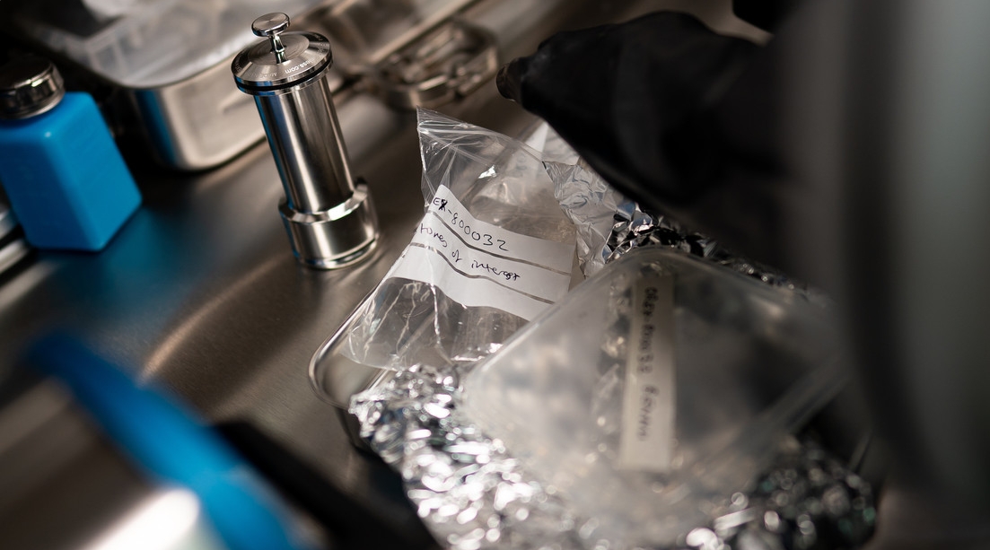 Científicos analizan una muestra del asteroide Bennu para investigar su composición química, el 27 de noviembre de 2023. Aaron Chown/PA Images / Gettyimages.ru