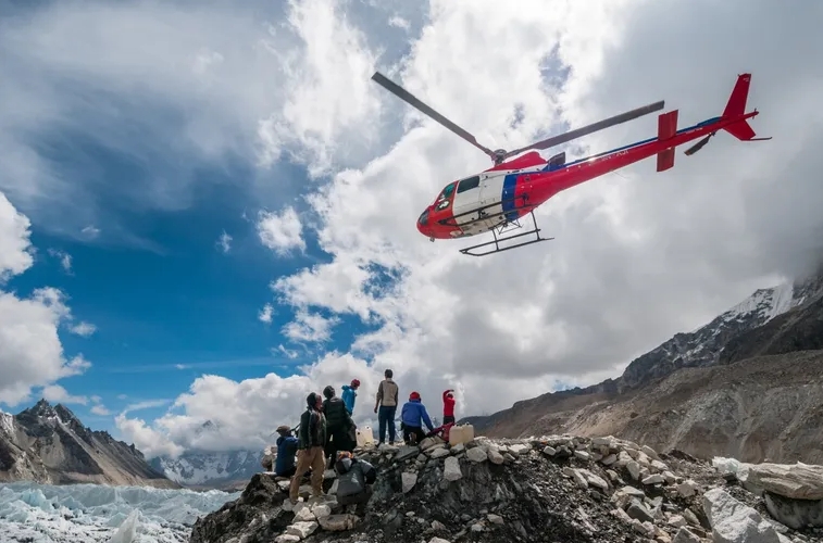 Los helicópteros aterrizan y despegan del helipuerto del campamento base en medio de los rescates de escaladores heridos del campamento 2. FOTOGRAFÍA DE MAX LOWE, NAT GEO IMAGE COLLECION