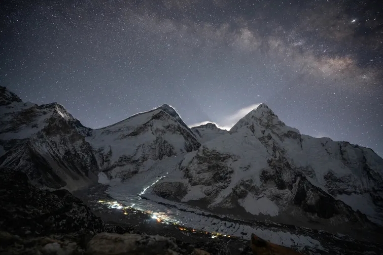 Las linternas frontales iluminan el camino que siguen los escaladores mientras ascienden por la cascada de hielo Khumbu, sobre el campamento base del Everest, en las primeras horas de la mañana. FOTOGRAFÍA DE BRITTANY MUMMA, NAT GEO IMAGE COLLECTION