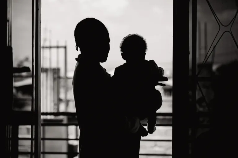 UNICEF/UNI915862/Christian Mirindi Johnson Una madre de 18 años, con dos hijos, sostiene a su bebé en la clínica Karibuni wa Mama, apoyada por SOFEPADI, en Bunia, provincia de Ituri, República Democrática del Congo, el 25 de noviembre de 2025. Originaria de una aldea remota, se vio obligada a huir tras el estallido de los enfrentamientos armados en 2023.