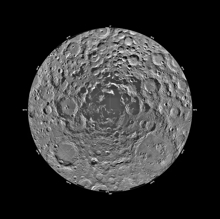 Localizar el agua de la Luna es el primer paso. El polo sur (en la imagen) es de especial interés porque gran parte de él permanece en sombra y las pruebas obtenidas por los orbitadores sugieren que contiene hielo.  FOTOGRAFÍA DE NASA, JPL, USGS
