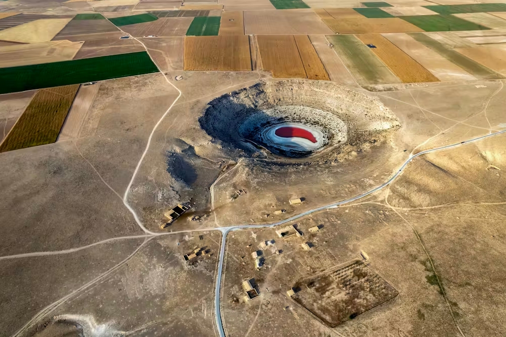 Un sumidero en el corazón agrícola de Turquía muestra cómo el paisaje puede colapsar cuando se extrae más agua subterránea de la que la naturaleza puede reponer. Ekrem07/Wikimedia Commons , CC BY
