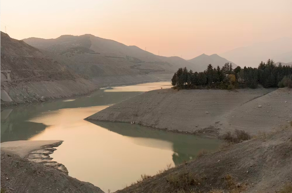Las orillas expuestas en la presa de Latyan (cerca de Teherán, Irán) muestran unos niveles de agua significativamente bajos el 10 de noviembre de 2025. El embalse, que suministra parte del agua potable de la capital, ha experimentado un fuerte descenso debido a la prolongada sequía y al aumento de la demanda en la región. Bahram/Middle East Images/AFP vía Getty Images