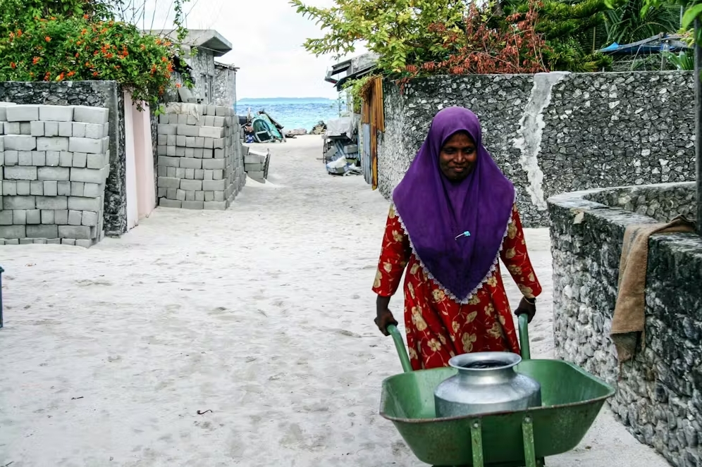 En pequeños Estados insulares como Maldivas, el aumento del nivel del mar amenaza el suministro de agua cuando el agua salada penetra en los acuíferos subterráneos y arruina los pozos. PNUD Maldivas, 2021 , CC BY