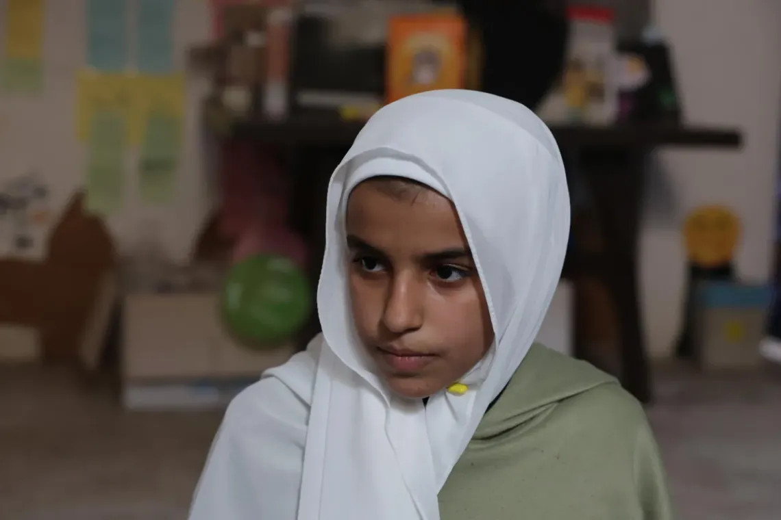 UNICEF/UNI883266/Ashawi Una niña sentada en un centro móvil familiar apoyado por UNICEF en Homs después de regresar a Siria con su familia desde Jordania.