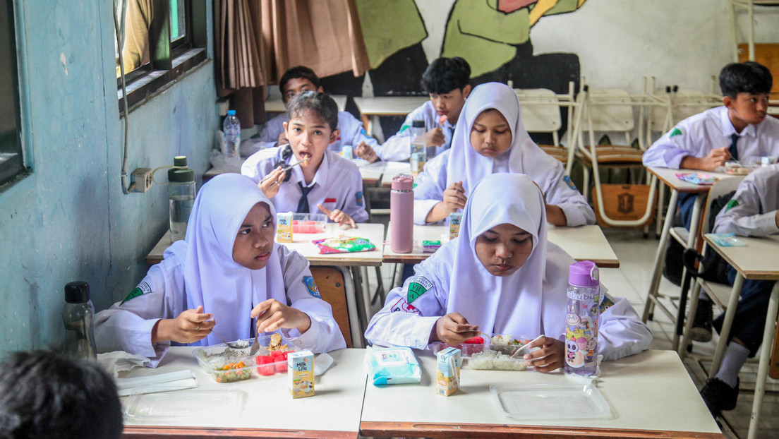 Estudiantes comen en una escuela en Surabaya, Indonesia. Suryanto Putramudji / Gettyimages.ru