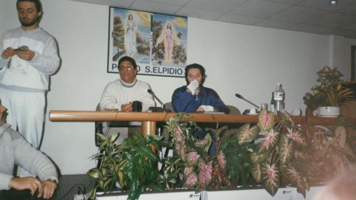 Emmanuel con Giorgio Bongiovanni en una de sus conferencias, en su papel de traductor