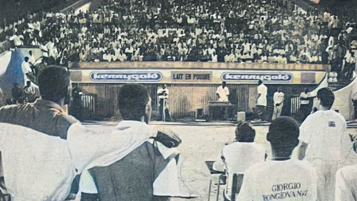 Conferencia pública en el estadio Tata Raphaël, en Kinshasa (la capital de la República Democrática del Congo) concluida con un un abrazo de liberación espiritual y física