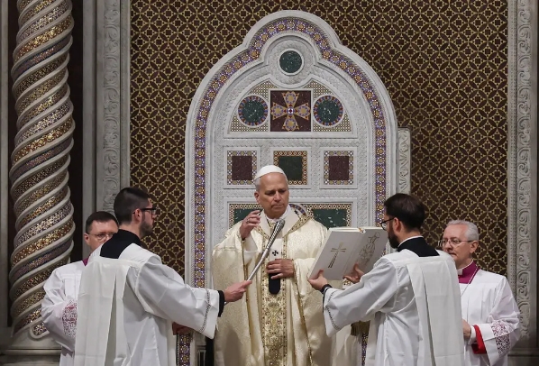 El papa León, durante la misa del Jueves Santo en Roma, dijo que la misión cristiana había sido a menudo “trastocada por lógicas de dominio”.Credit...Vincenzo Livieri/Reuters