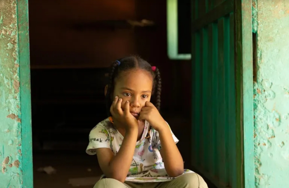 UNICEF/UNI545672/Elfatih Fátima, de 6 años, originaria de Jartum (Sudán), observa en silencio durante una entrevista en el espacio de aprendizaje seguro Alshargia, o Makanna, apoyado por UNICEF, en el estado de Kassala.