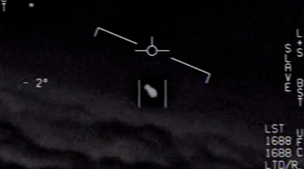 Imagen de un ovni que aparece en un video desclasificado capturado por una aeronave de la Armada de EE.UU. en 2004 U.S. Navy