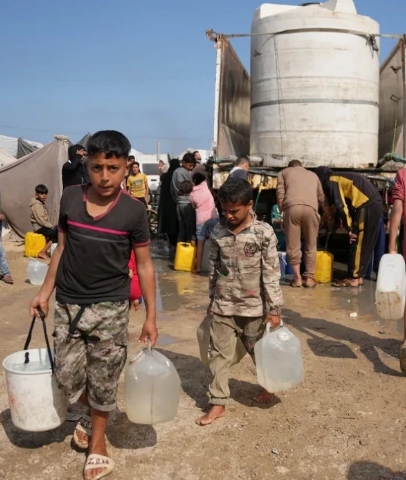 Niños palestinos desplazados recogiendo agua de un campamento- Adbel Kareem Hana/AP