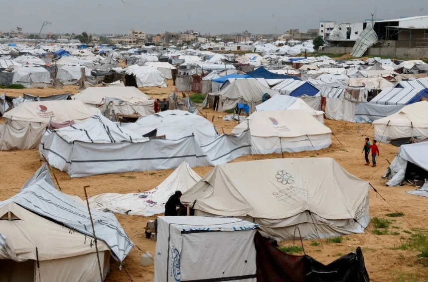 Campamento improvisado de tienda - Haseb s de capaña que alberga a palestinos desplazados en Khan Yunis el 2 de abril. Las enfermedades que se propagan a través de roedores, insectos, alimentos y agua son rampantes en los campamentos de tiendas de campaña de Gaza, según la OMS. Credito: Alseer Alwazeer/Reuters