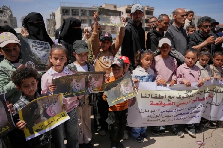 Palestinos protestan en la ciudad de Gaza contra el acceso limitado a repuestos médicos y baterías para personas sordas y con discapacidad auditiva en la Franja, el sábado. Crédito: Abdel Kareem Hana/AP