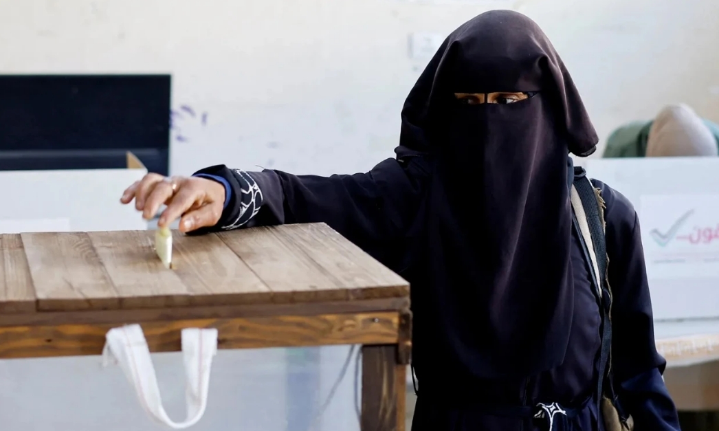 Una mujer vota en las elecciones municipales de Deir al-Balah en un colegio electoral en el centro de Gaza el 25 de abril. Crédito: Mahmoud Issa/Reuters