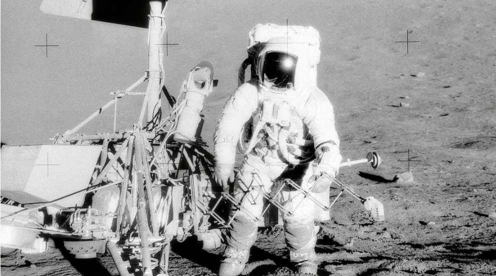 Charles Conrad, comandante del Apolo 12, examina la nave espacial no tripulada Surveyor III durante la segunda actividad extravehicular (EVA-2). NASA / Legion-Media
