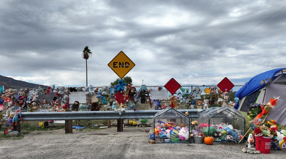 Un memorial en la casa de Jake Haro y Rebecca Haro, los padres del desaparecido Emmanuel Haro, de 7 meses, que fueron arrestados por el asesinato de su hijo y por presentar una denuncia falsa, California, 21 de octubre de 2025. Legion-Media