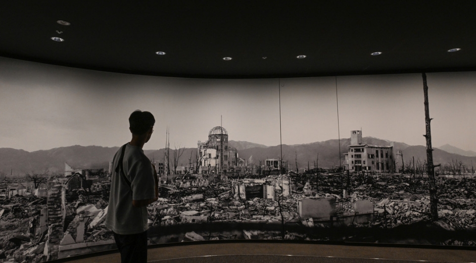 Un visitante contempla un mural panorámico que muestra las consecuencias del bombardeo atómico en el Museo Memorial de la Paz de Hiroshima, 5 de abril de 2026. Gettyimages.ru