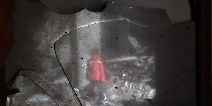 Campo de refugiados de Bureij, en el centro de la Franja de Gaza, el 20 de mayo de 2026. Una niña palestina desplazada se encuentra en los escombros al día siguiente de un ataque israelí a una casa. EYAD BABA / AFP