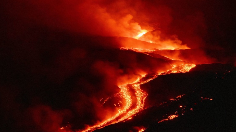 Vista del Monte Etna, desde Serracozzo, cerca de Catania, Italia, 11 de agosto de 2026 AP Photo/Simone Genovese / AP