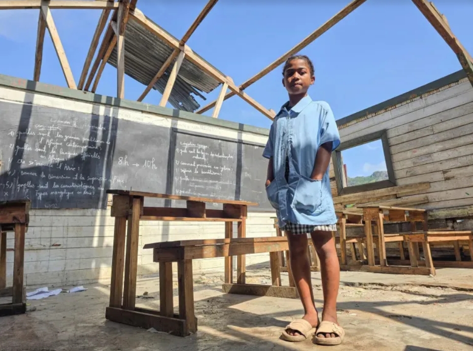 UNI779466  Christianah, de 11 años, está en el aula de su escuela secundaria, que quedó destruida por la tormenta tropical Jude en marzo de 2025, en la región de Grand Sud, Madagascar.