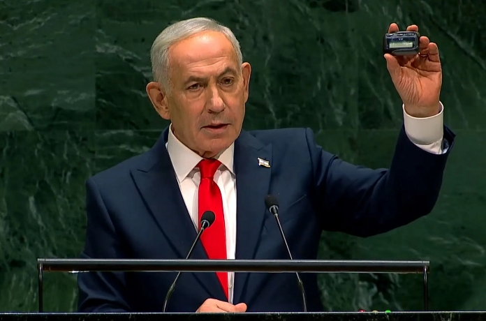 Benjamin Netanyahu sosteniendo un busca © Imagoeconomica